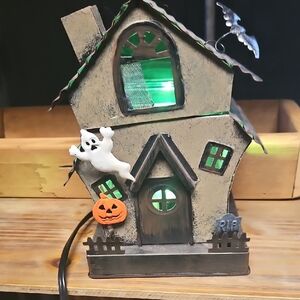 Scentsy Haunted House Warmer with Green Glow